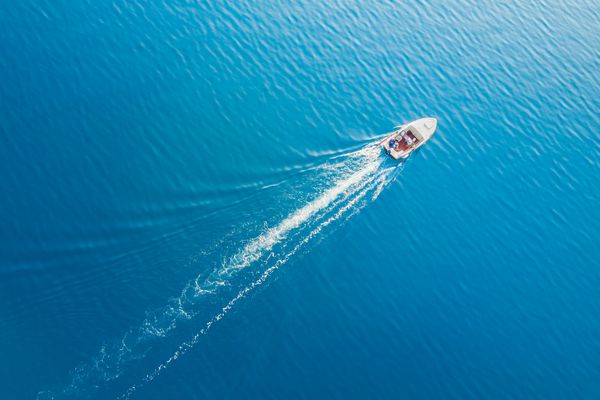 منظره ای از قایقرانی قایقرانی سفید در دریای آبی