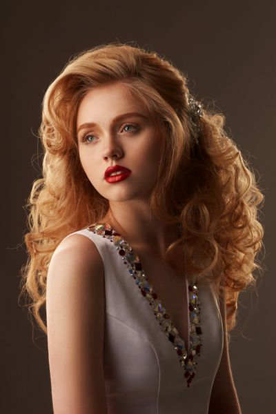 مدل زیبایی استودیو زیبایی زن زیبا زن زیبا با آرایش لب قرمز و مدل موی فوق العاده دختر خیره کننده با موهای طلایی عکس در رنگ های گرم