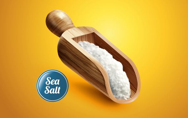یک نمک دریای نمک در ظرف چوبی جدا شده بر روی زمینه زرد در 3D تصویر