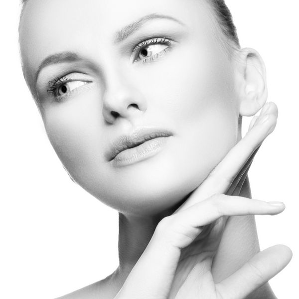 صورت و دست از زن مدل کاکاشی آرایش پوست تمیز پس زمینه سفید سیاه و سفید