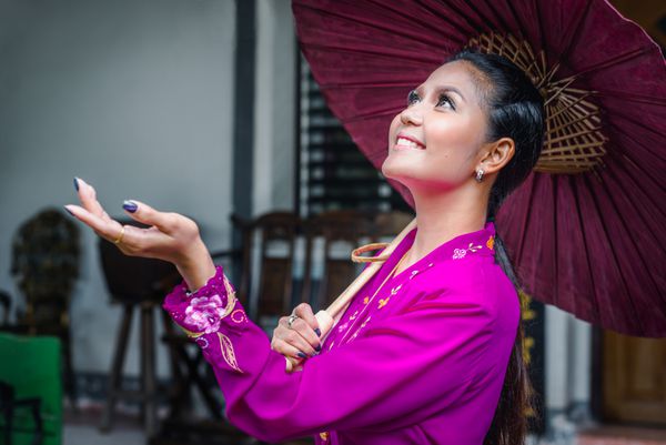 زن زیبا با لباس Nyonya لباس او دست چتر مقاله با خانه قدیمی لباس زن پاراناکان در جنوب شرقی آسیا ترکی چینی ترکی مخلوط سنتی Ranong سفر در تایلند