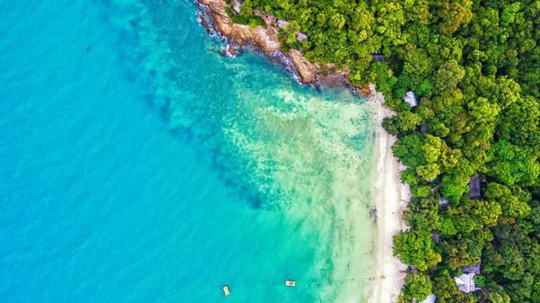 منظره دریایی هوایی منظره دریا منظره زیبا طبیعت رنگ آب و زیبایی روشن ساحل دریاچه با کوه های سنگی و آب پاک از اقیانوس تایلند در روز آفتابی از هواپیماهای بدون سرنشین
