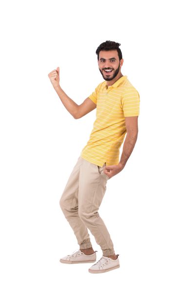 مرد جوان پوشیدن تی شرت های زرد و شلوار جین جدا شده بر روی زمینه سفید