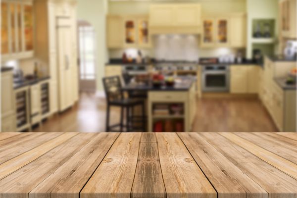 میز چوبی با رنگ سبز خالی با استحکام آشپزخانه جدا شده است برای قرار دادن پس زمینه از فضا خودداری کنید برای نمایش یا مونتاژ یا استفاده از محصولات خود می توانید از آن استفاده کنید