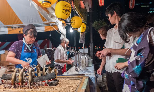 توکیو ژاپن 25 آگوست 2017 مشتریان فروشندگان مواد غذایی خیابانی در پارک Hibiya در جشنواره جشن بون ادوری