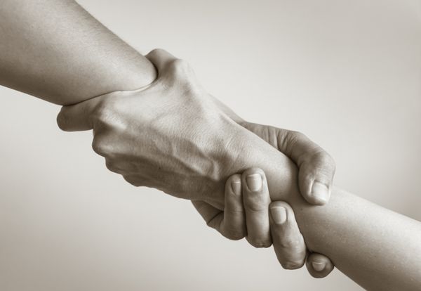 دو دست به دیگران کمک می کند مردم به یکدیگر کمک می کنند