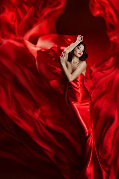 مدل لباس مد هنر زن در پارچه قرمز موج دختر زیبا در پس زمینه پارچه هنری