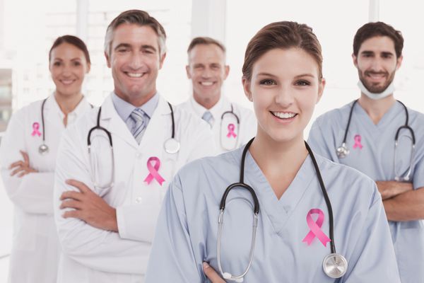 روبان آگاهی سرطان پستان در برابر پرتره پزشکان لبخند زدن ایستاده با هم