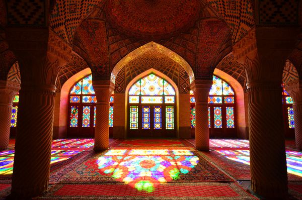 این درون مسجد نصیرالملک یا مسجد صورتی با نور کم است یک مسجد سنتی بسیار مشهور و زیبا در شیراز ایران
