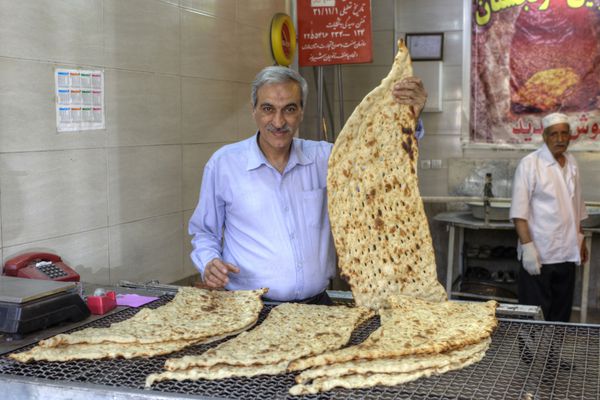 نان سنگک در استان فارس شیراز ایران مغازه نانوایی