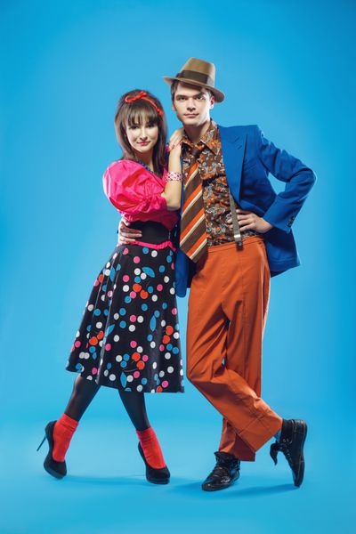 زن و شوهر جوان پوشیدن لباس های رنگارنگ قدیمی مد به سبک آنها می توانند اعضای یک مبارزه فرهنگی جوانان نمایندگی Stilyagi از اواخر 1940s تا اوایل دهه 1960 در اتحاد جماهیر شوروی
