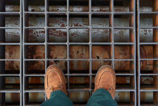 کفش های کار و ایمنی برای ساخت و ساز صنعتی و ساخت و ساز بر روی گیت های تخلیه و پوشش grates drain grates