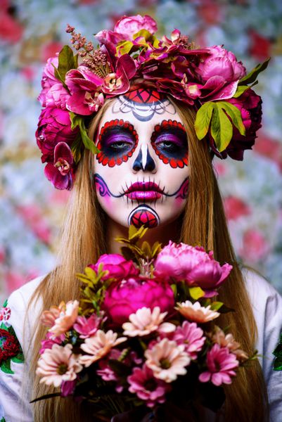 دی د لوس موئورتوس روز مرگ زن با آرایش جمجمه شکر در پس زمینه گل Calavera Catrina هالووین