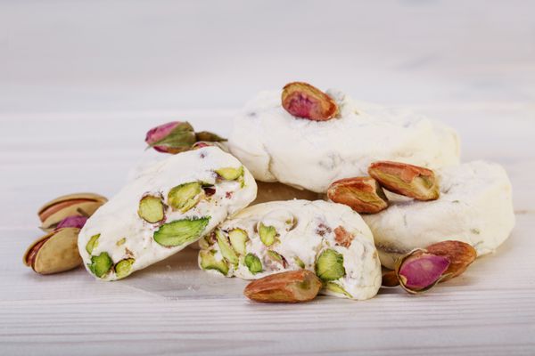 بستن شکلات های شیرین نرگس سفید سفال ایرانی و فارسی با آجیل پسته از شهر اصفهان