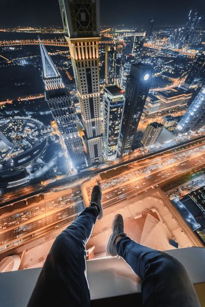 پایه های مردانه در پشت بام هزاره پلازا هتل دبی در بزرگراه شیخ زاید برج برج ال یقب برج دوزخ برج ماز دبی امارات متحده عربی در شب