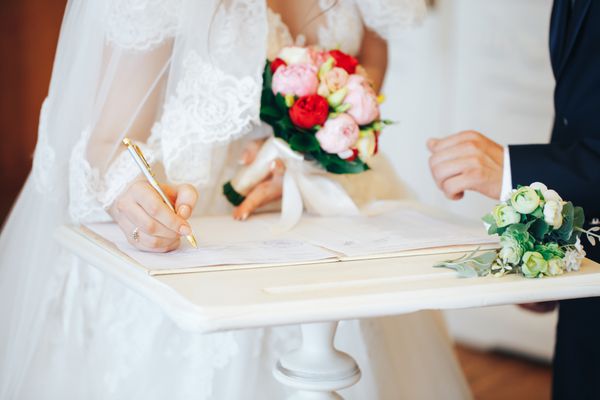 عروس امضاء را در کاخ ازدواج امضا می کند