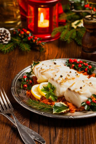 ماهی کریسمس قطعات ماهی کباب شده در سس سبزیجات کریسمس یک ظاهر طراحی شده نمای جلویی