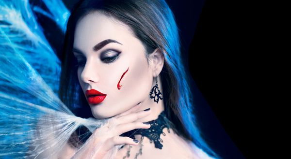 زیبا هالووین خون آشام زن پرتره زیبایی خانم جادوگر خون آشام عصبانی با خون در دهان در تاریکی قرار دارد پوشیدن عنکبوت طراحی هنری مدل دختر اسرار آمیز با هالووین تشکیل می دهند