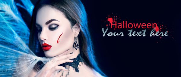 زیبا هالووین خون آشام زن پرتره زیبایی خانم جادوگر خون آشام عصبانی با خون در دهان در تاریکی قرار دارد پوشیدن عنکبوت طراحی هنری مدل دختر اسرار آمیز با هالووین تشکیل می دهند