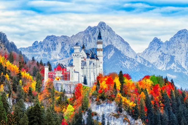 قلعه قرون وسطایی Neuschwanstein در آلمان زمین بایرن مناظر زیبا پاییز قلعه باستانی نوشوانشتاین که درختان رنگارنگ صحنه سقوط فصلی شگفت انگیز است برجسته مشهور و مشهور