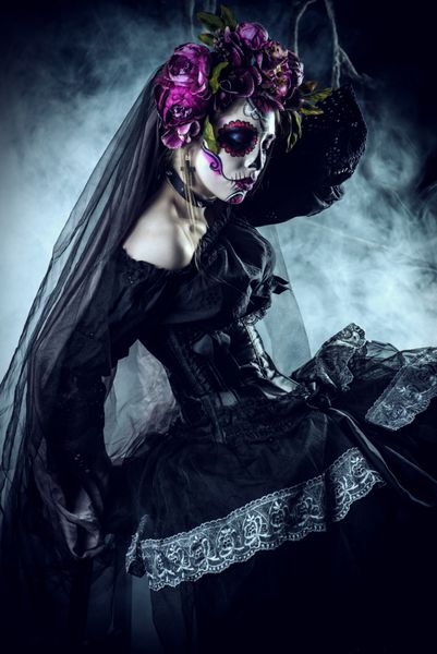Calavera Catrina در لباس سیاه و سفید در پس زمینه تاریک آرایش جمجمه شکر دی د لوس موئورتوس روز مرگ هالووین