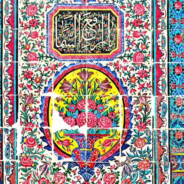 کاشی های گل و تزئینی قدیمی در ایران از مسجد عتیقه مانند پس زمینه در ایران تاریک می شود