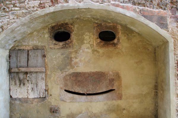 این دیوار در یک شهر قدیمی در Tuscany ایتالیا پدیده ای از Pareidolia را نشان می دهد و یا دیدن چهره در چیزها