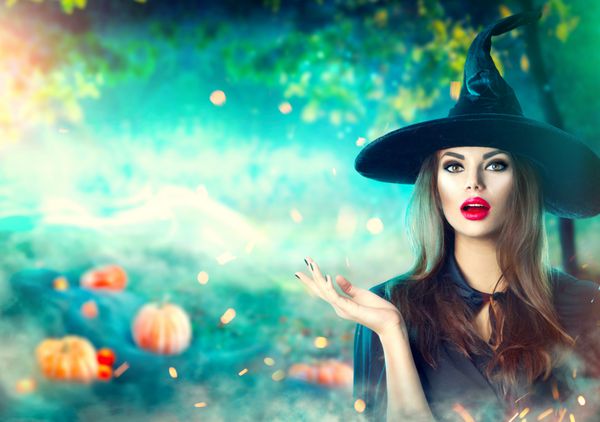 جادوگر هالووین با اشاره به دست دادن زمینه سحر و جادو تاریک با کدو تنبل و چراغ سحر و جادو در جنگل زن زیبا زن شگفت زده در جادوگران کلاه و صحنه و لباس کدو تنبل طراحی حزب هالووین گسترده
