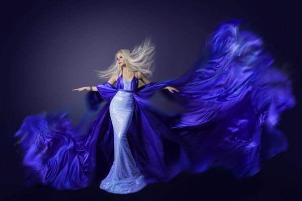 مدل لباس مدل زیبایی پرواز لباس پارچه بر روی باد پارچه ابریشمی لعنتی مدل موهای زن بر روی باد