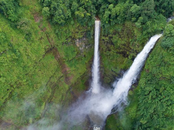 آبشار زیبا آبشار تاد آبشار در جنوب لائوس این مکان برای بازدید از زیبایی های طبیعی است منظره آبشارهای دریاچه چشمه منظره هوایی منظره هوایی آبشار طبیعت شگفت انگیز جنگل های جنگلی