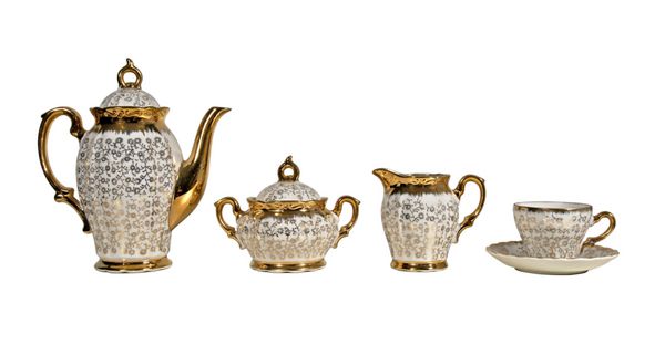 مجموعه چای طلایی انگلیسی عتیقه بر روی سفید سفید شده است
