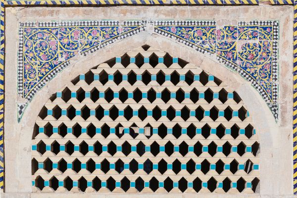 شیراز ایران 30 ژانویه سال 1387؛ پنجره چینی آجری زیبا و تزئینی با موزاییک نقاشی در مدرسه خان