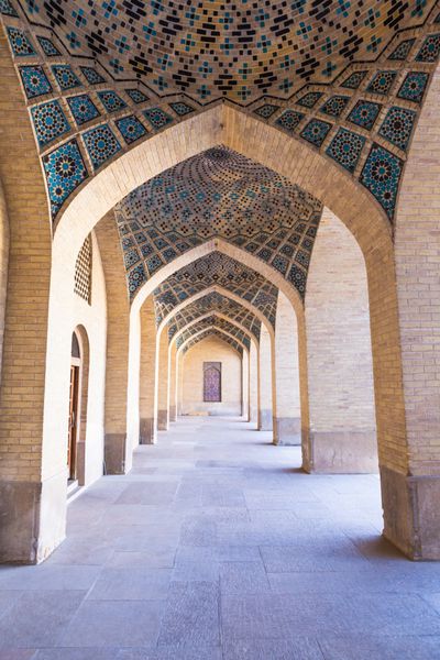 شیراز ایران 30 ژانویه سال 1387؛ موزاییک نقاشی زیبا و تزئینی قدیمی در قوس حیاط مسجد ناصر المولک یا مسجد نصیرالملک یا مسجد صورتی