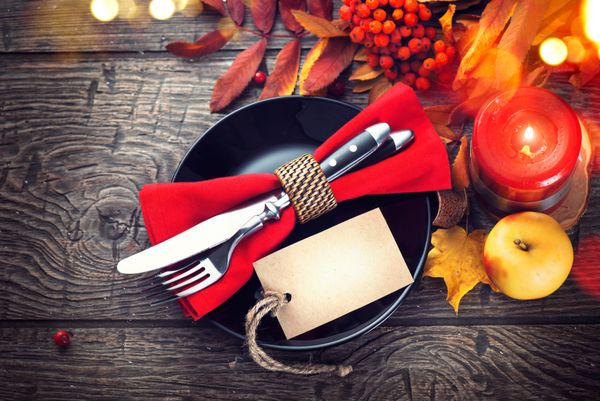 شام مراسم شکرگزاری میز توالت روز شکرگزاری خدمت شده با برگ های پاییزی روشن تزئین شده است تنظیم تعطیلات جدول با دعوت کارت خالی
