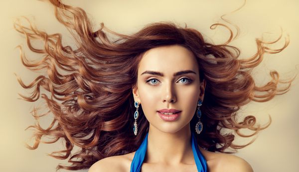 مدل مدل باد در موهای تکان دهنده زن زیبایی پرتره و مدل موی درخشان آرایش صورت زیبا دخترانه