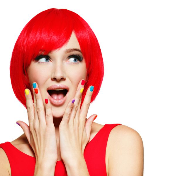چهره یک زن زیبا جوان با موهای قرمز روشن و ناخن های رنگارنگ را تعجب کرد استودیو عکس