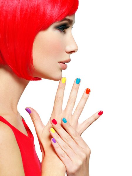 صورت نزدیک یک دختر زیبا با ناخن های رنگارنگ روشن پرتره مشخصات یک زن زرق و برق دار و خیره کننده با مدل موهای با رنگ قرمز bob