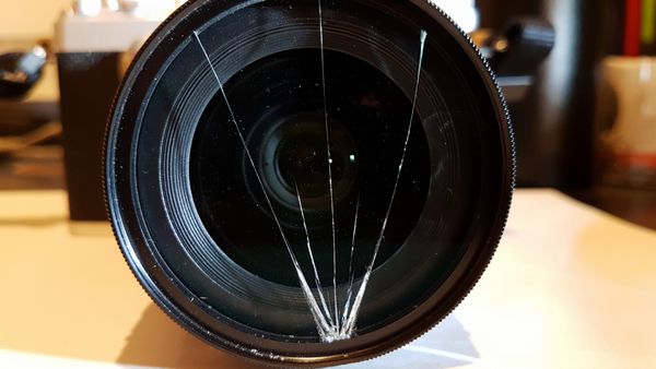 فیلتر لنز دوربین با کاهش دادن ترک خورده است
