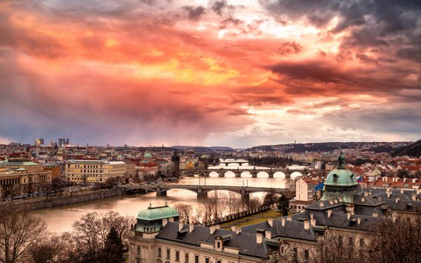 مناظر دیدنی کلاسیک پراگ پل ویستا را بیش از رودخانه Vltava در زیر آسمان آسمان غروب و حماسی در فصل زمستان پراگ معروف و بسیار محبوب سفر مقصد شهر در اروپا است