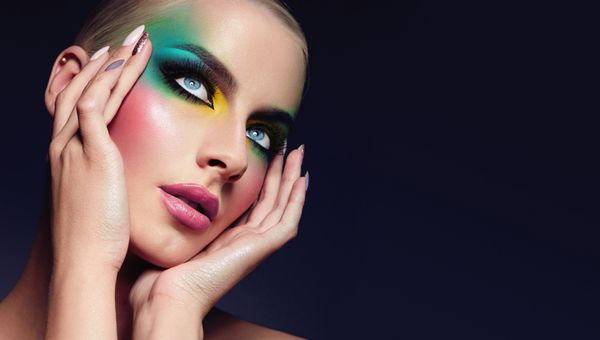 دختر با زیبایی makeupfashion زیبایی آرایش لوازم آرایشی هنرمند آرایش بوتیک سالن زیبایی