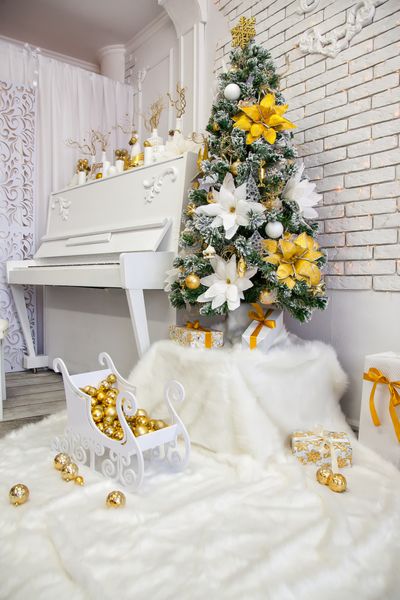 درخت کریسمس روی یک پیانو سفید