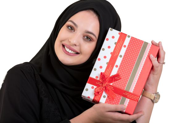 زن مبارک جوان مسلمان با کیف خرید و جعبه های هدیه جدا شده بر روی زمینه سفید