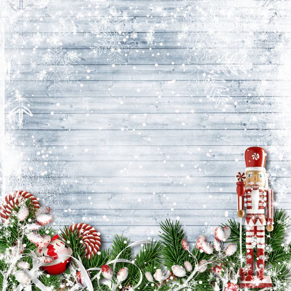 دکور کریسمس با نعناع و نعناع آب نبات با firtree در پس زمینه برف