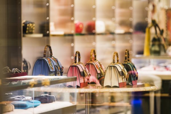 میلان ایتالیا â؟ سپتامبر 24 2017 کیف دستی های لوکس Gucci در یک پنجره فروشگاه در میلان â ؟؟ گرفته شده در هفته مد روز SS2018