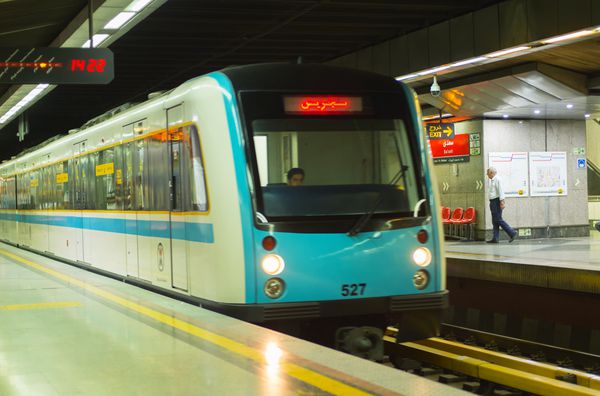 تهران ایران 20 مه 2017 قطار به ایستگاه مترو تهران می آید سیستم مترو شامل 7 خط عملیاتی مترو است