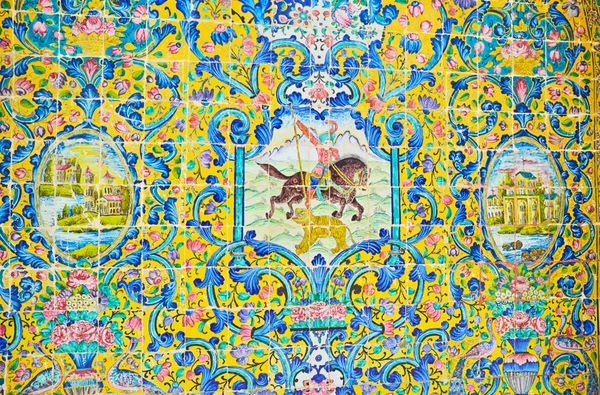 تهران ایران 11 دسامبر 2017 دیوار کاخ گلستان در تاریخ 11 اکتبر در تهران با کاشی های glazed صحنه های شکار را تزئین می کند