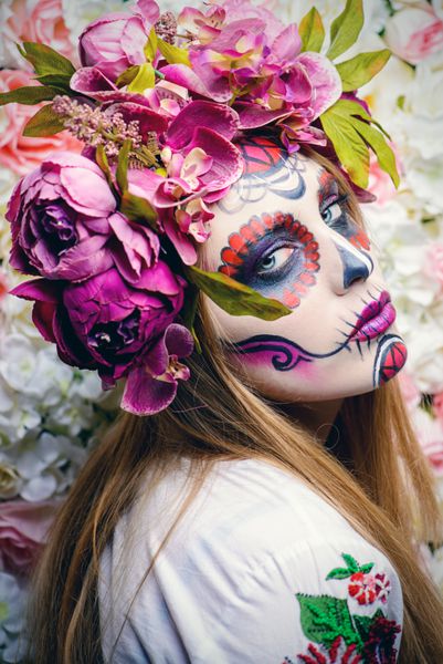 دی د لوس موئورتوس روز مرگ زن با آرایش جمجمه شکر در پس زمینه گل Calavera Catrina هالووین