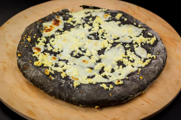 پیتزا سیاه با پنیر