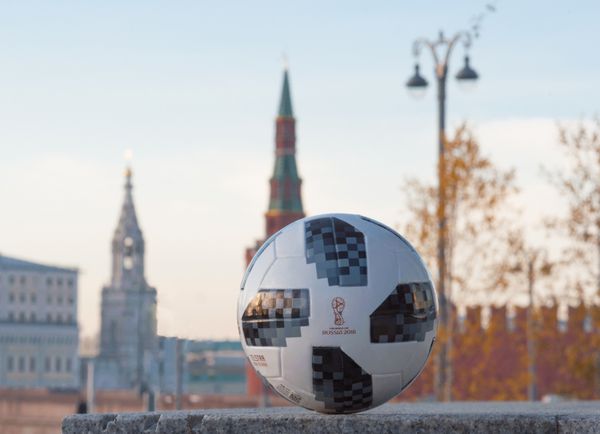 13 نوامبر 2017 مسکو روسیه توپ رسمی جام جهانی 2018 Adidas Telstar 18