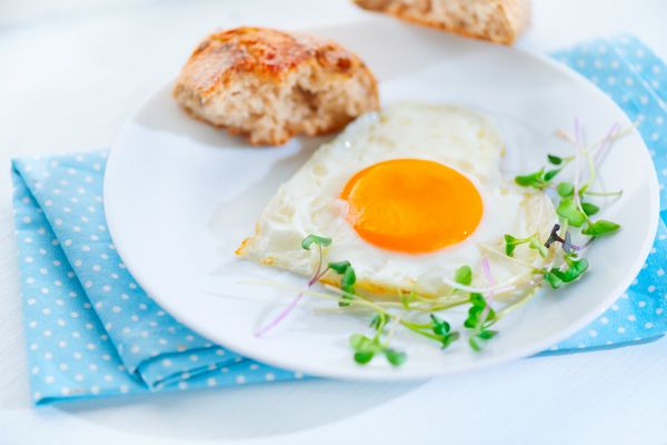 صبحانه صبحانه تخم مرغ قلب شکل قلب را بست رژیم غذایی مفهوم رژیم غذایی کالری کم کالری غذای سالم کاهش وزن